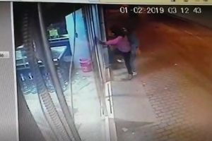Bursa'da camı kırıp markete giren &ccedil;ift, yazar kasayı alarak &ccedil;ıktı