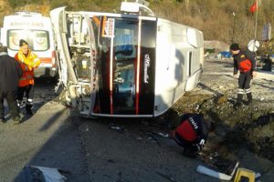 Yolcu midib&uuml;s&uuml;, şarampole devrildi: 6 yaralı