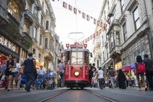 İstiklal eskiye d&ouml;n&uuml;şte umut vadediyor