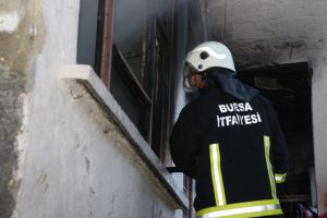 Bursa'da &ccedil;akmakla oynarken evi yaktılar