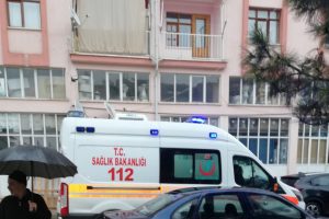 Ambulans sokağa giremeyince hasta &ouml;ld&uuml;