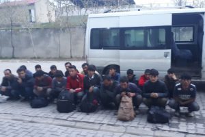 14 kişilik minib&uuml;ste, 32 ka&ccedil;ak g&ouml;&ccedil;men yakalandı