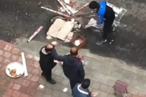 Tatlıları yola d&ouml;k&uuml;len &ccedil;ocukları b&ouml;yle teselli ettiler