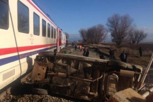 Yolcu treni, otomobile &ccedil;arptı!