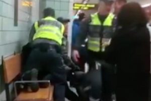 İsve&ccedil;'te hamile siyahi kadına metro g&ouml;revlilerinden şiddet