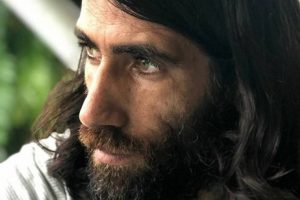 Cep telefonuyla kitap yazan m&uuml;lteci, en prestijli edebiyat &ouml;d&uuml;l&uuml;n&uuml; kazandı