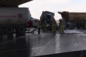 Hafriyat kamyonu gaz tankerine &ccedil;arptı, faciadan d&ouml;n&uuml;ld&uuml;