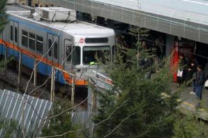Kan donduran olay! &Ccedil;ocuklarını metro raylarına bıraktı