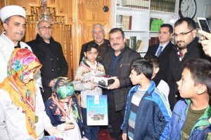 Sabah Namazına gelen &ccedil;ocuklar &ouml;d&uuml;llendirildi