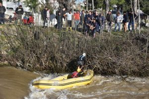 D&uuml;den &Ccedil;ayı'nda rafting yaparken mahsur kalan 2 arkadaş kurtarıldı