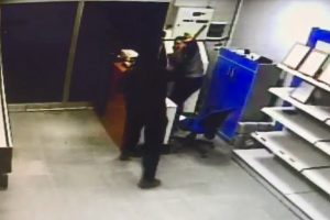 Akaryakıt istasyonu &ccedil;alışanını d&ouml;v&uuml;p, gasbeden ş&uuml;pheli yakalandı