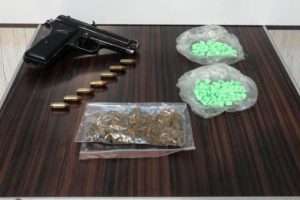 Polisten ka&ccedil;arken uyuşturucu hap dolu poşeti yola attılar