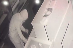 İş yerinden hırsızlık ş&uuml;phelileri kameradan yakalandı