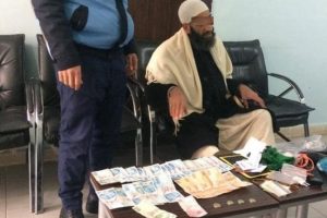 İki dilencinin &uuml;zerinden &ccedil;ıkan para dudak u&ccedil;uklattı