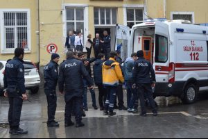 İki kardeş adliyede polislere tahra ile saldırdı