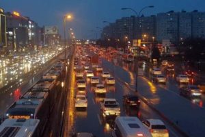 İstanbul'da trafikte son durum! Cuma yoğunluğu yaşanıyor