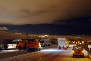 Tır yoldan &ccedil;ıktı, 30 ara&ccedil; mahsur kaldı