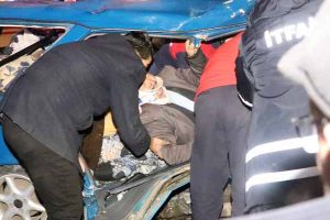 Bolu'da feci kaza! Aracın i&ccedil;inde sıkıştılar...