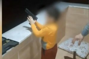 4 yaşındaki &ccedil;ocuğuna silah verdi!