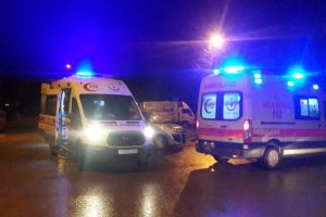 &Ouml;n&uuml;n&uuml; kestikleri ara&ccedil;taki kişileri vurdular: 2 yaralı