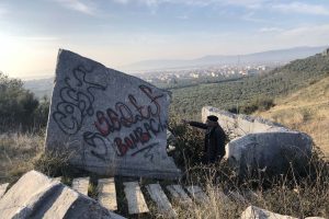 Bursa'da 2200 yıllık lahde sprey boyayla yazı yazdılar