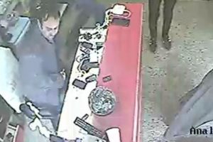Cep telefonu bataryası bomba gibi patladı