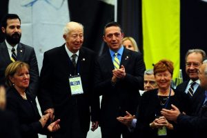 Fenerbah&ccedil;e'de 70 yıllık &uuml;yeler plaketlerini aldı