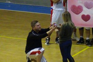 Bursa'da basketbol ma&ccedil;ında s&uuml;rpriz evlilik teklifi