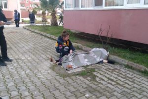 4'&uuml;nc&uuml; kat balkonundan atlayan kadın &ouml;ld&uuml;