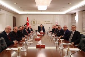 Bakan D&ouml;nmez: "Yerel basına destek sorumluluğumuzdur"