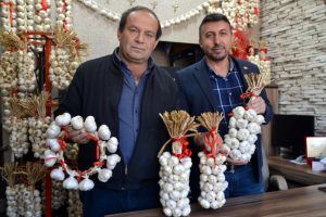 Taşk&ouml;pr&uuml;l&uuml; &uuml;reticilerden, sarımsak fiyatına tepki