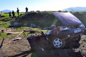 Feci kazada otomobil ikiye b&ouml;l&uuml;nd&uuml;!