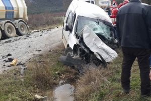 TIR'la &ccedil;arpışan aracın s&uuml;r&uuml;c&uuml;s&uuml; &ouml;ld&uuml;