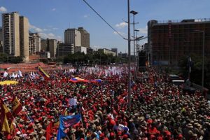 Maduro taraftarları ve muhalifler sokakta