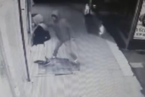O anlar kamerada! Arkadan yaklaşıp...