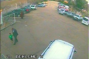 Cezaevi otoparkında &ccedil;ocuğuna simit veren kadının parasını &ccedil;aldı