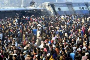 Hindistan'da tren raydan &ccedil;ıktı: 7 &ouml;l&uuml;