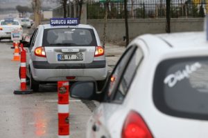 S&uuml;r&uuml;c&uuml; adaylarını en &ccedil;ok "d&uuml;z vites" ve "park etme" zorladı