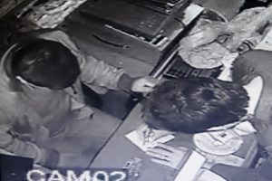 'Doktorum' diyerek esnafı dolandırdı