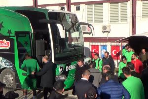 Taraftar ile polis arasında kısa s&uuml;reli arbede