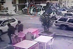Ara sokaktan &ccedil;ıkan minib&uuml;s yaşlı kadına &ccedil;arptı