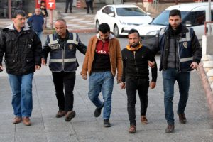 Kabloları &ccedil;almaya &ccedil;alışan 3 kişi, su&ccedil;&uuml;st&uuml; yakalandı