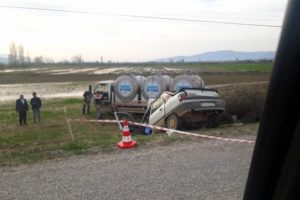 Otomobil ile s&uuml;t kamyonu &ccedil;arpıştı
