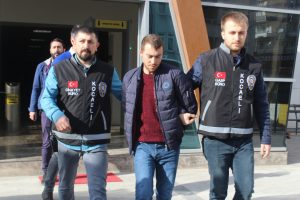 Kız kardeşini &ouml;ld&uuml;r&uuml;p cesedini ormanlık alana atan şahıs 7 yıl sonra tutuklandı