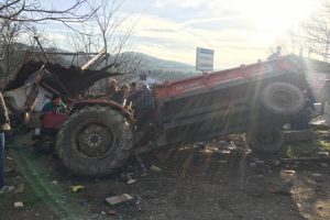 Bursa'da virajı alamayan traktör devrildi: 2 yaralı