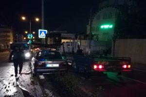 Otomobil &ouml;nce ağaca sonra direğe &ccedil;arptı