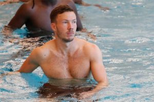 Donk ve Linnes'e trib&uuml;n yolu g&ouml;z&uuml;kt&uuml;