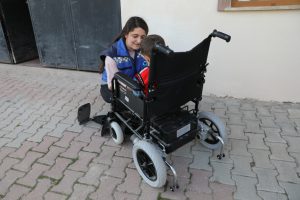 Mudanya'da pet şişeler engellilere ak&uuml;l&uuml; sandalye oldu