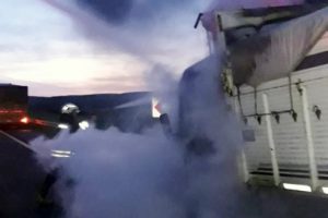 Kaza yapan mısır y&uuml;kl&uuml; kamyon yandı