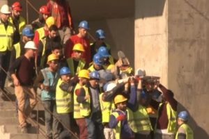 Ayağı kırılan iş&ccedil;iyi arkadaşları omuzlarında taşıdı